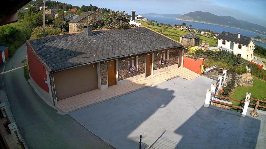 an aerial view of a house with a driveway at Apartamento do Lagar, Praia da Abrela in O Vicedo