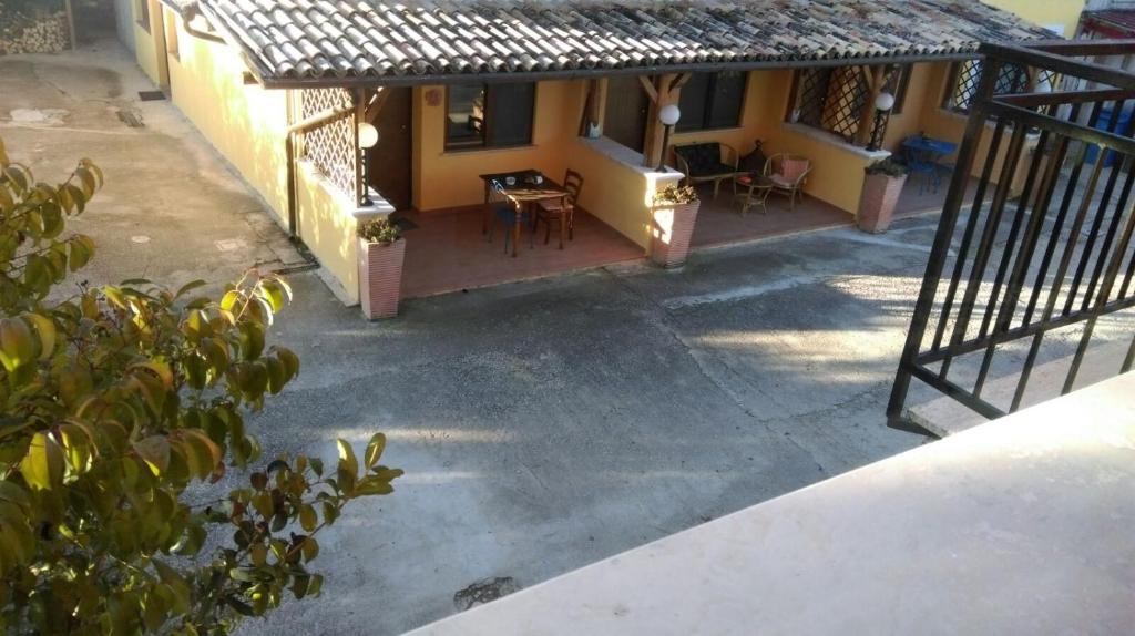 uma vista superior de uma casa com um pátio em Il GIARDINACCIO Agriturismo em LʼAquila