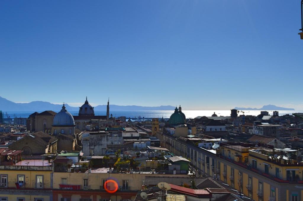 vistas a una ciudad con edificios en Nel Cuore di Parthenope, en Nápoles