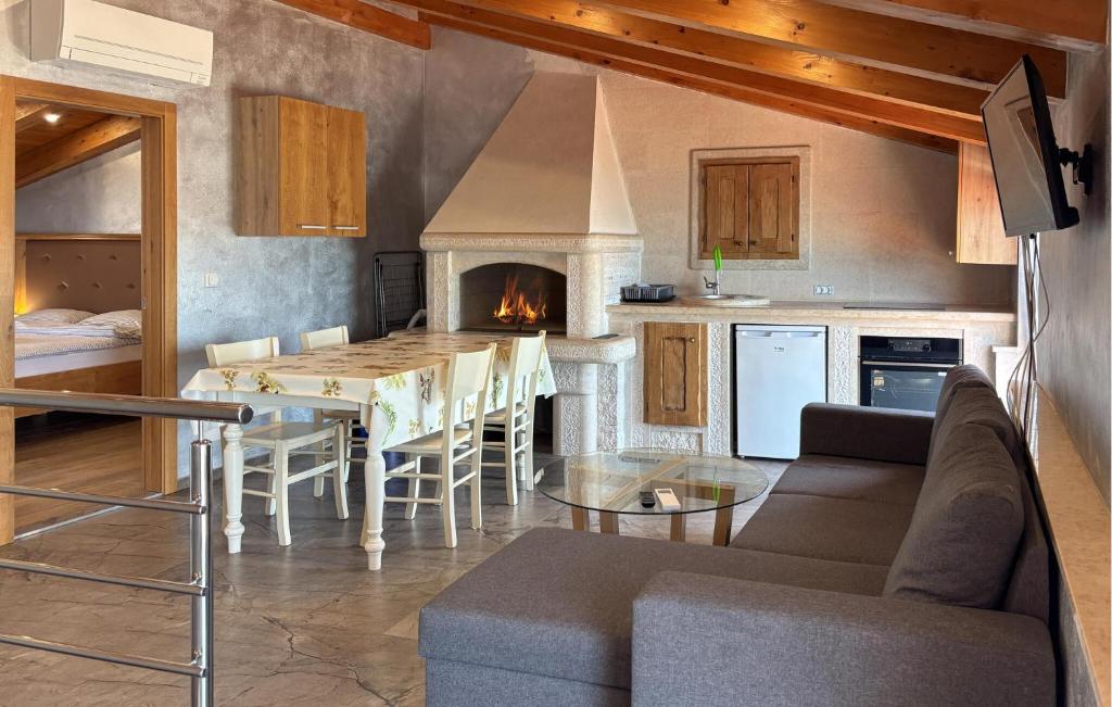 Awesome Apartment In Umag With Wifi