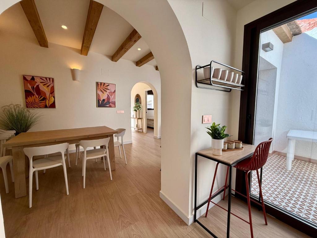 a kitchen and dining room with a table and chairs at Casa Pilara Alojamiento rural in Callosa de Segura