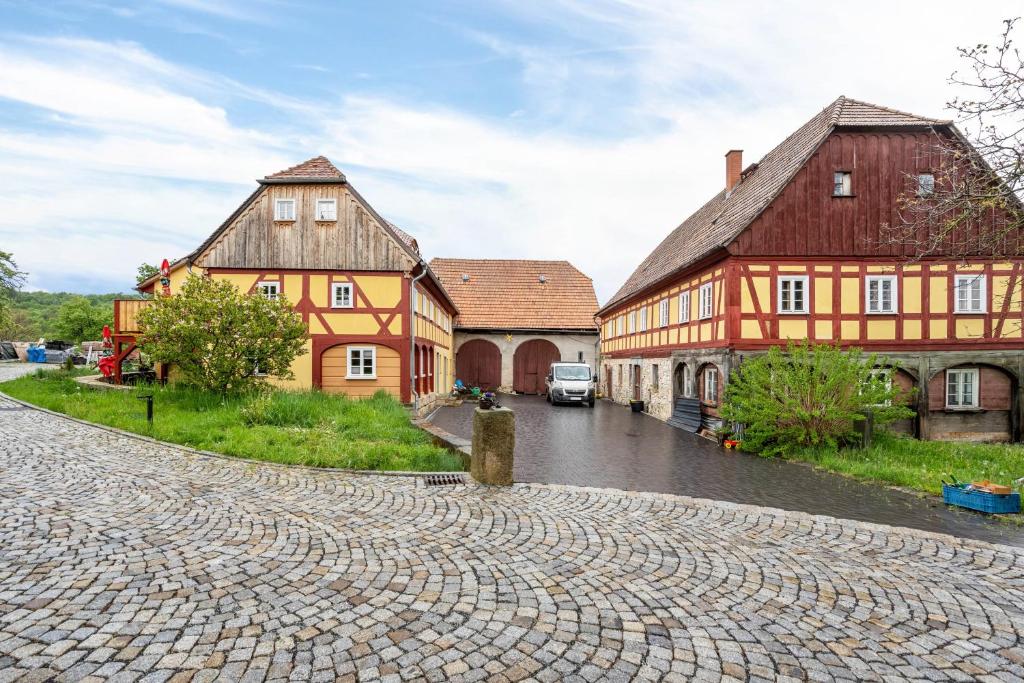 a cobblestone street in a village with buildings at Ferienwohnung Lausche in Hörnitz