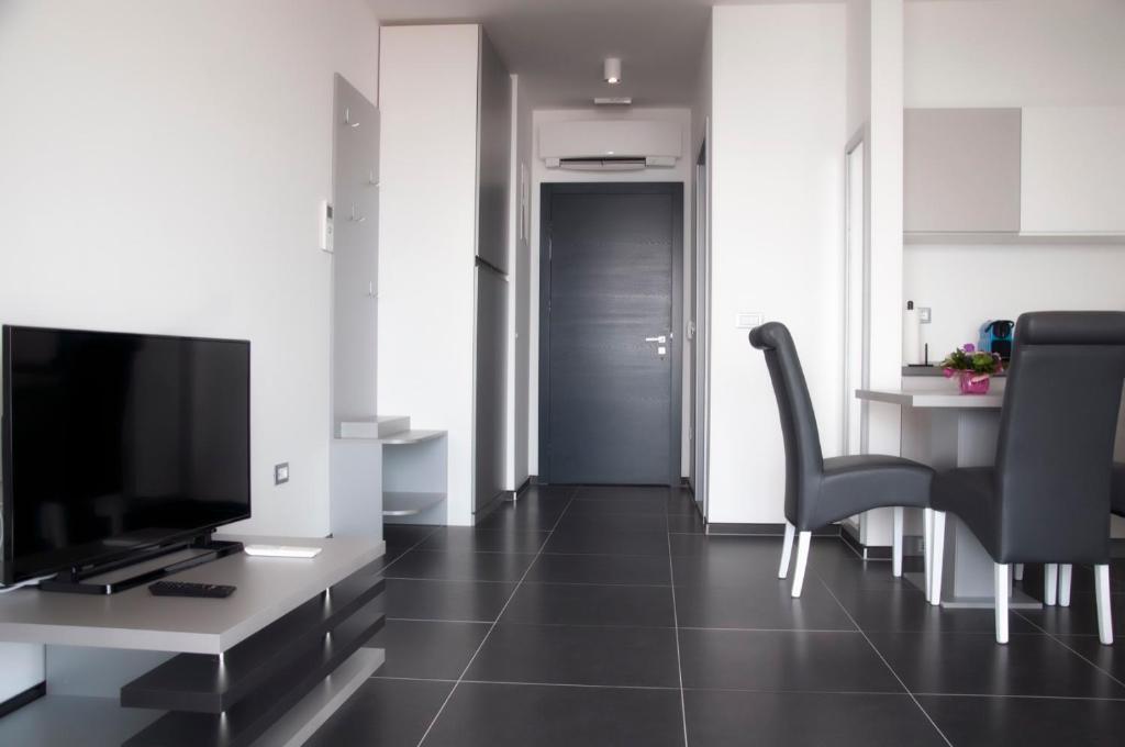 Whitehouse Apartments - 14