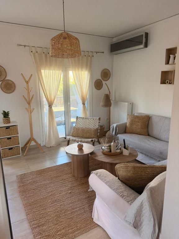 ein Wohnzimmer mit Sofa und Tisch in der Unterkunft Labrini's House in Vélon