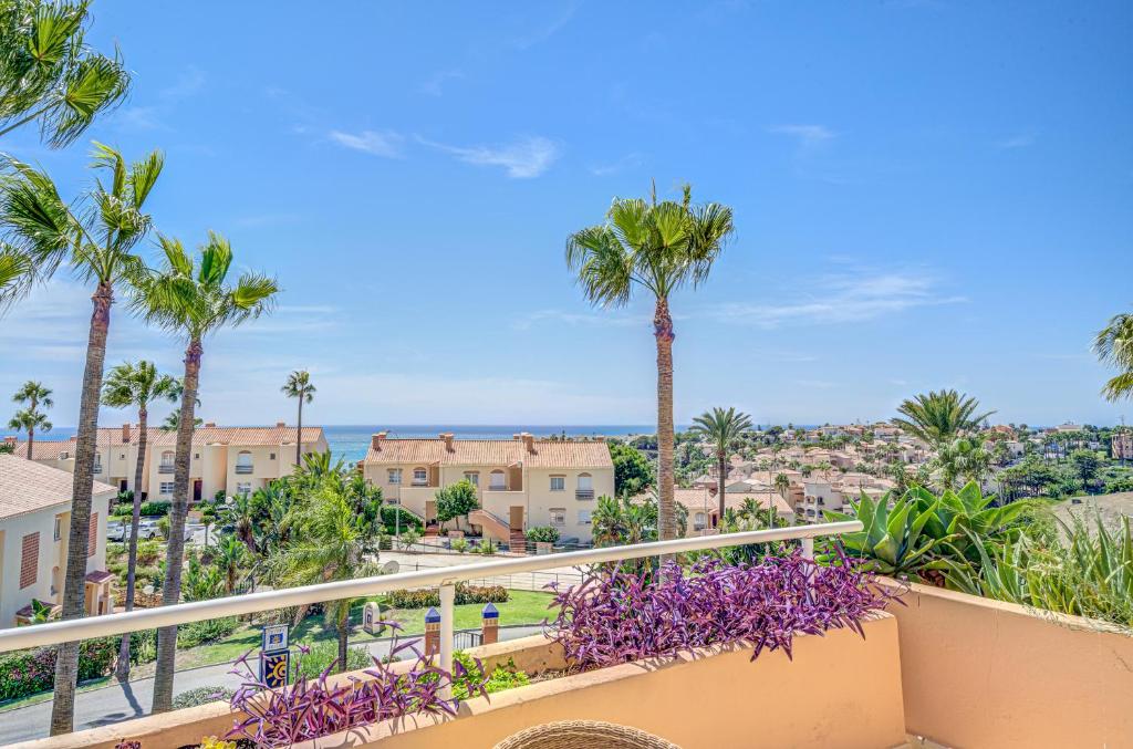 2 Beds with Sea View, Pool, close to Beach