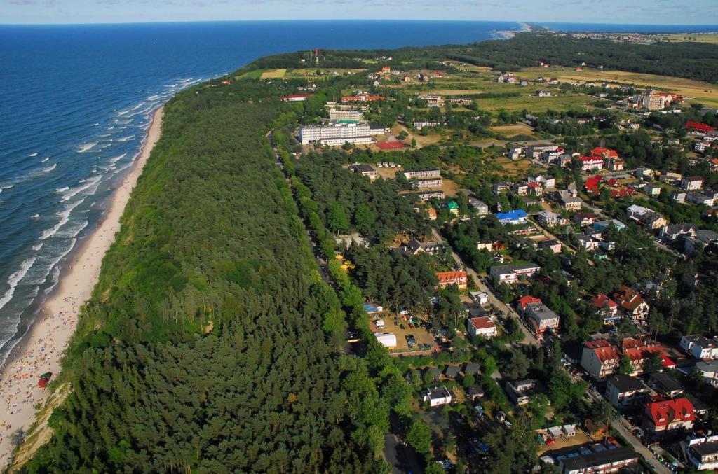 an aerial view of the shoreline of a beach at Apartament Marina in Jastarnia