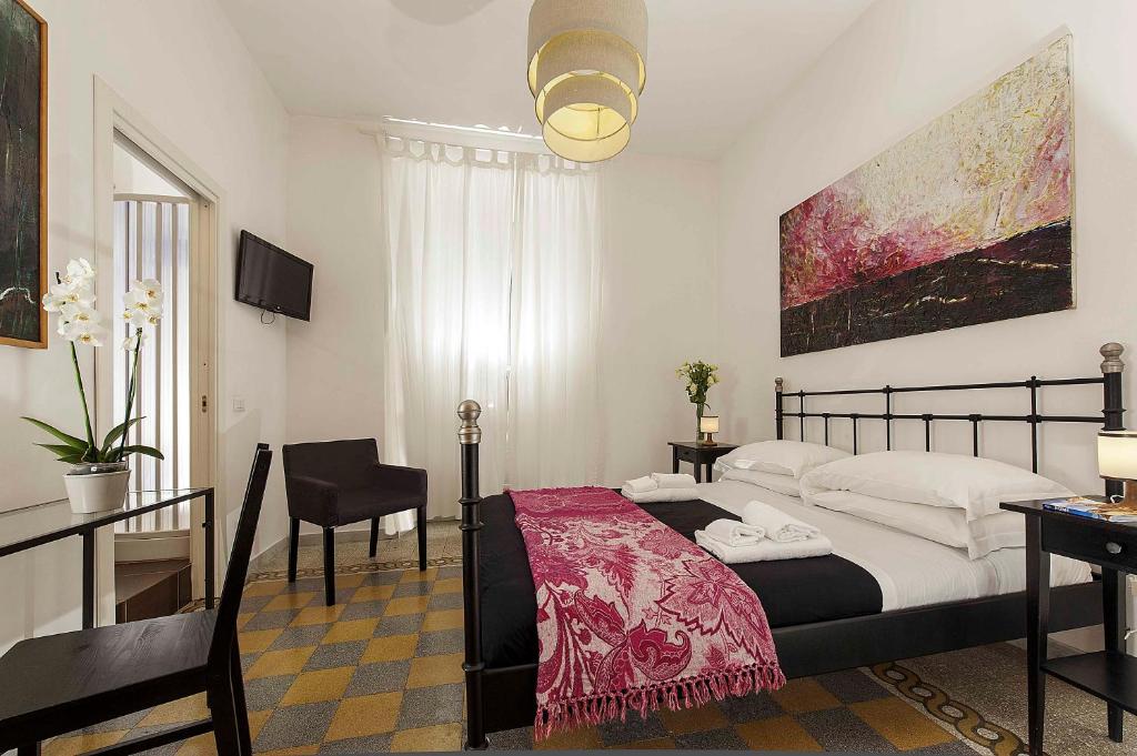 1 dormitorio con 1 cama, 1 mesa y 1 silla en Bernini House, en Roma