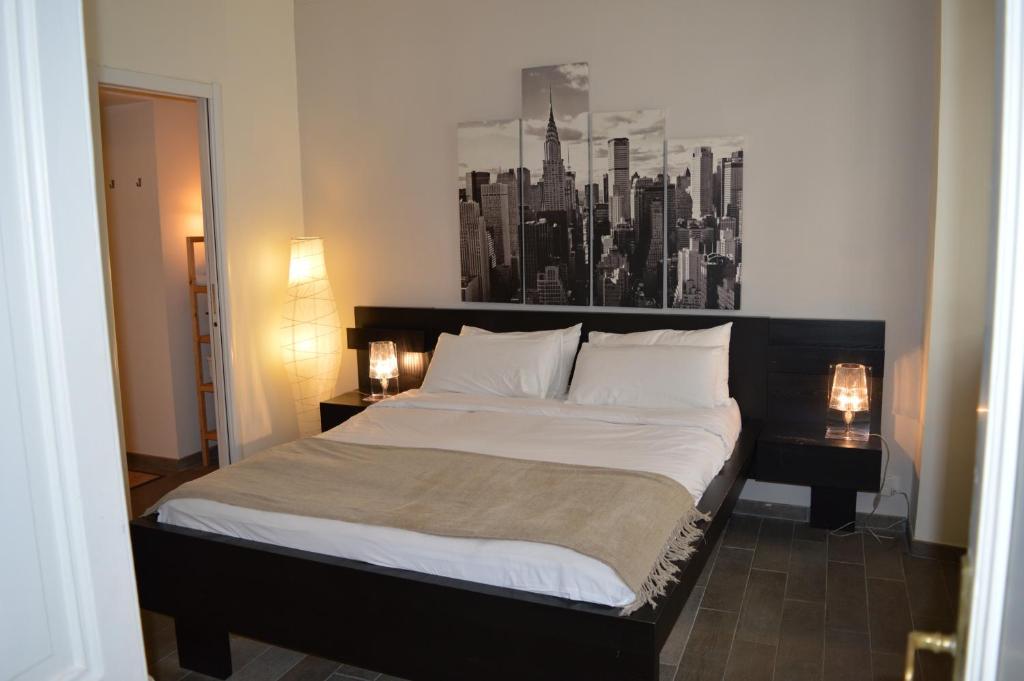 - une chambre dotée d'un lit avec une photo en noir et blanc sur le mur dans l'établissement Banchi Vecchi NY, à Rome
