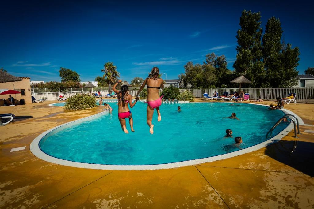 Der Swimmingpool an oder in der Nähe von Camping Rives des Corbières