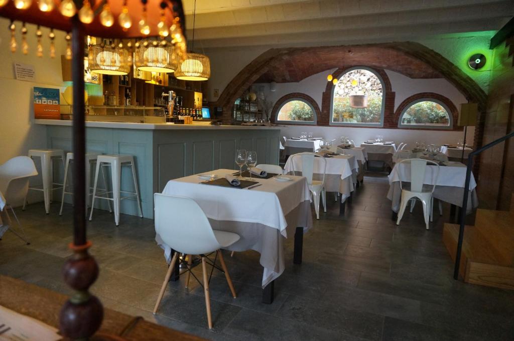 A restaurant or other place to eat at Hotel Can Ribalta