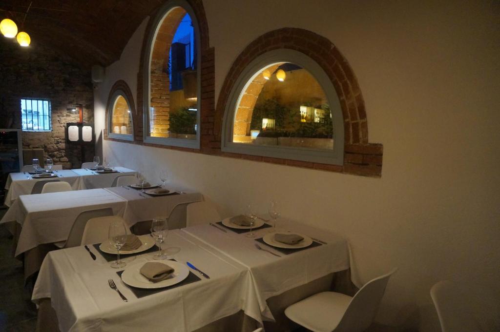 A restaurant or other place to eat at Hotel Can Ribalta