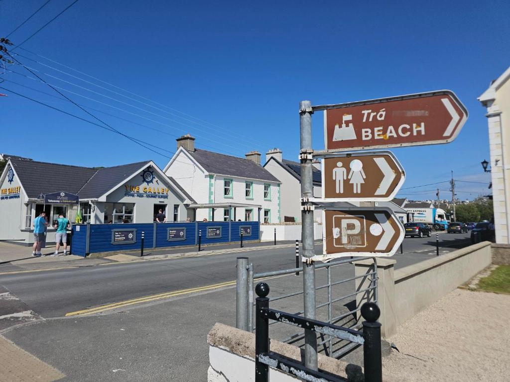 a street sign on the side of a street at Oceanside Golf and Beach in Downings