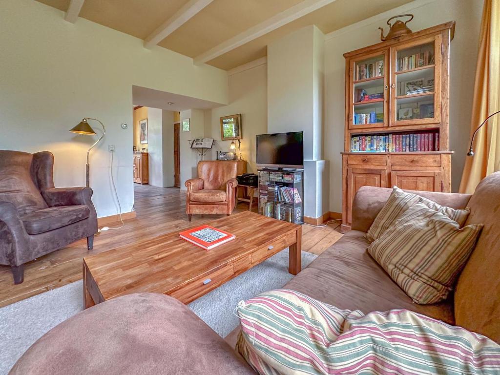 a living room with two couches and a tv at Platschorre in Oudelande