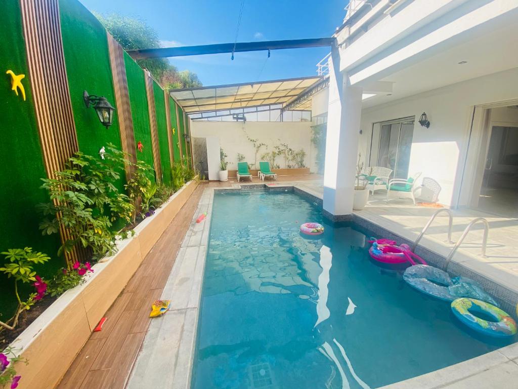 a swimming pool in the middle of a house at Villa haut-standing avec piscine à Hammamet in Yasmine
