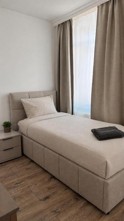 a large bed in a bedroom with a window at VE Apartments Colbitz in Kolbitz