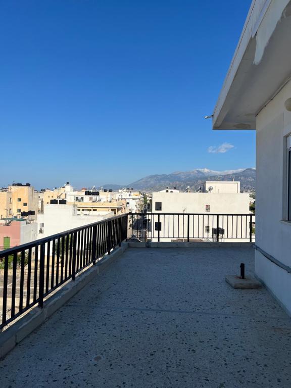 ein Balkon mit Blick auf eine Stadt in der Unterkunft Light Apartment in Ierápetra