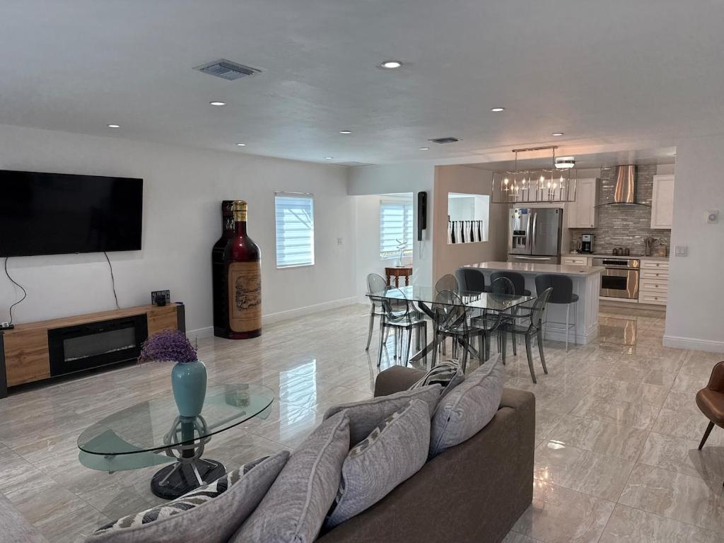 a living room with a couch and a table at Flip Flops 1 mile beach stadium close in Hollywood