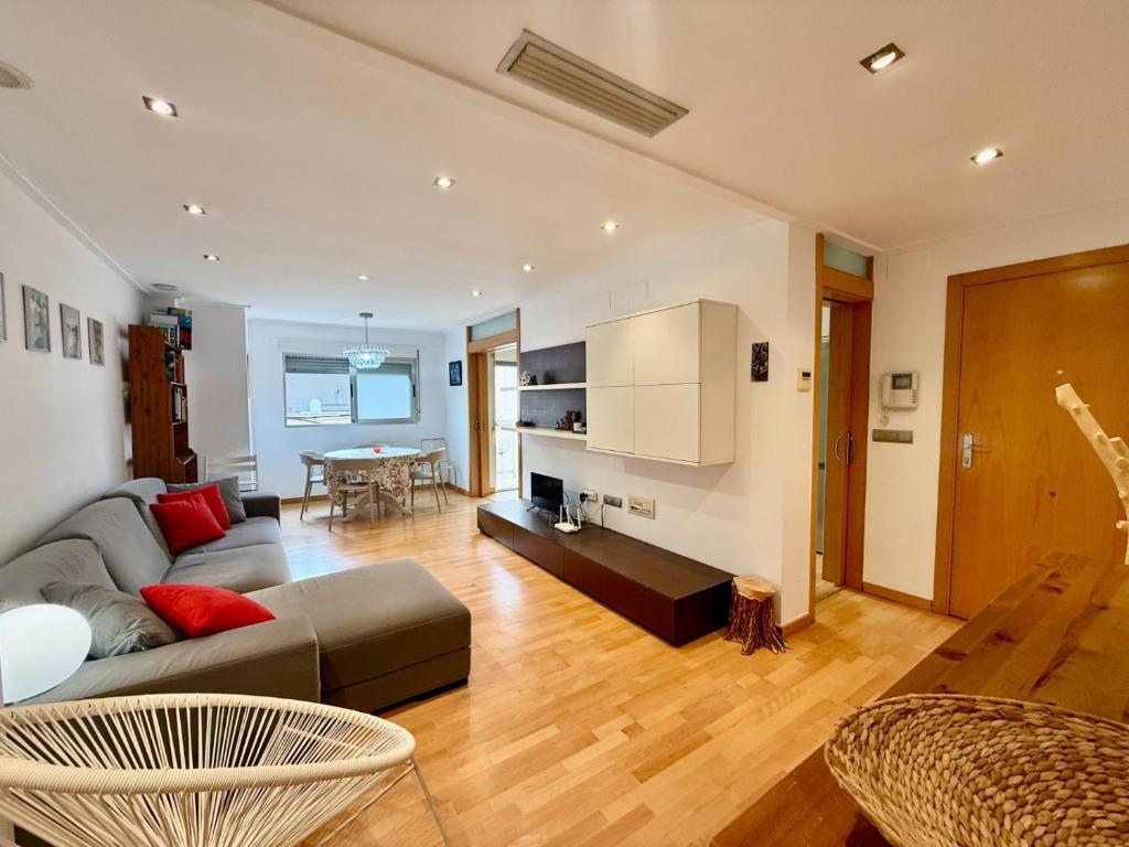 a living room with a couch and a table at Apartamento con encanto in Monte San Miguel