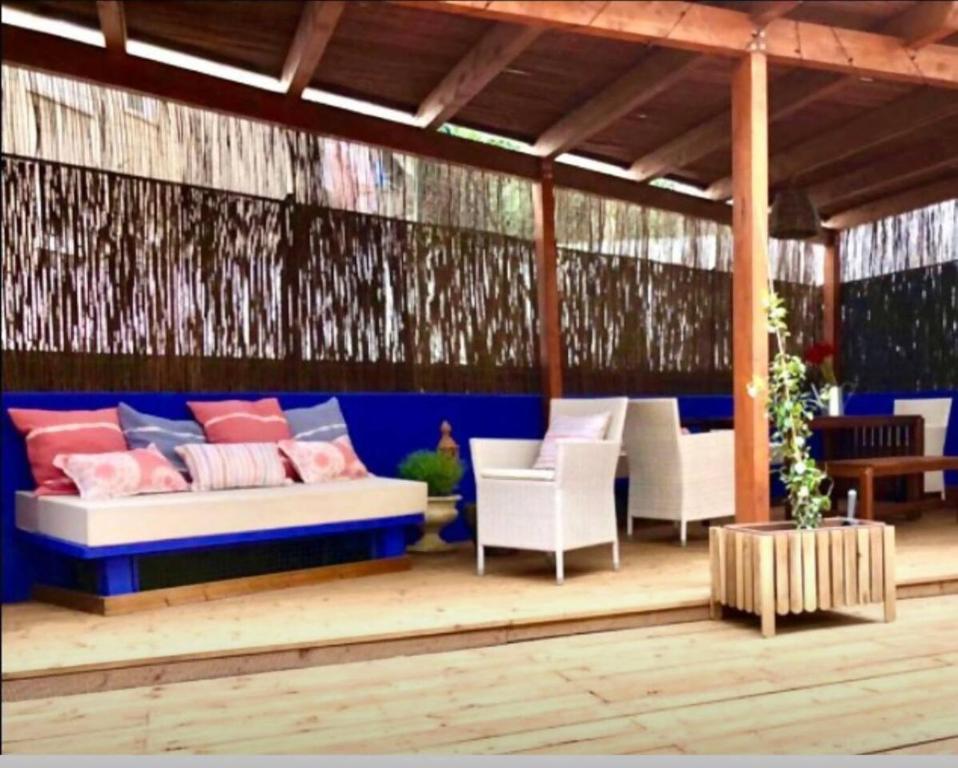 Charming terrace flat. Central & trendy location.