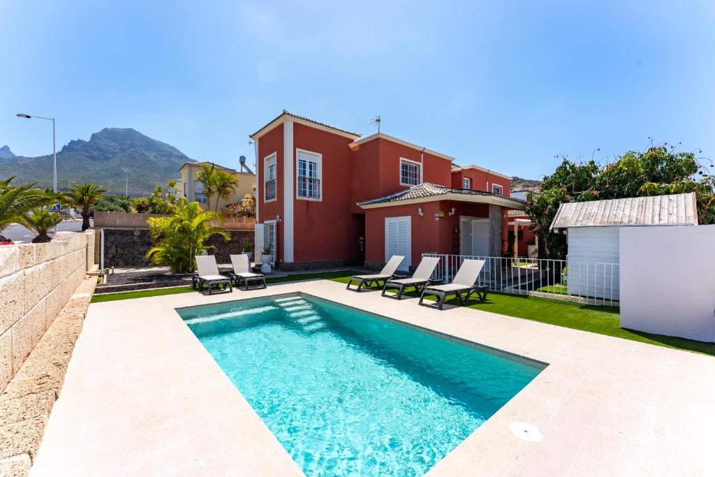 Maronata Villa with pool and children's playhouse