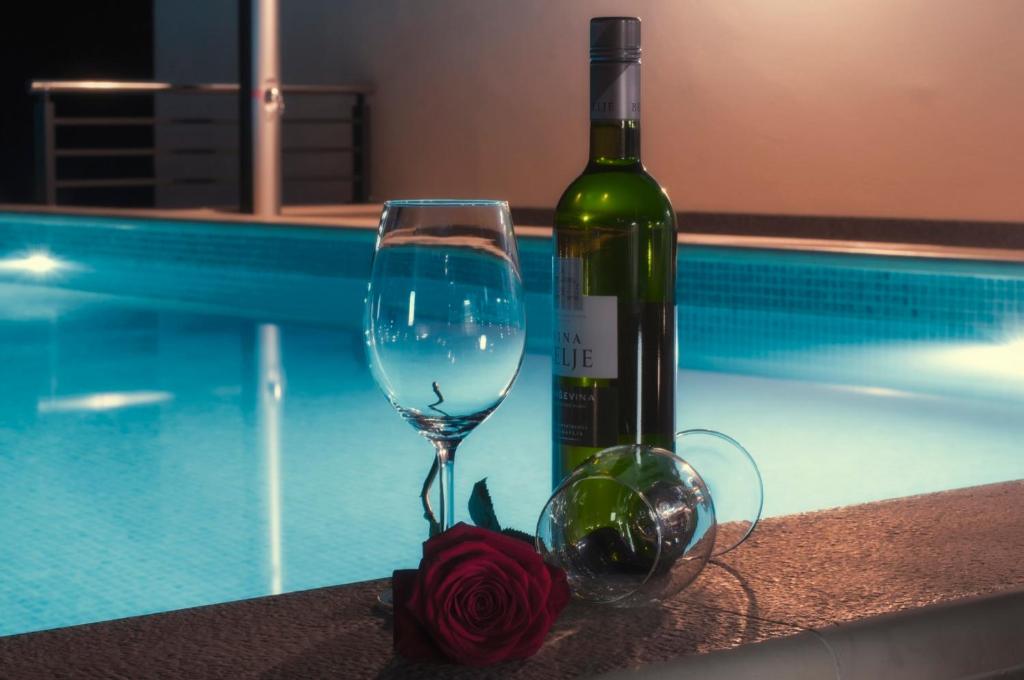 Whitehouse Apartments - 12