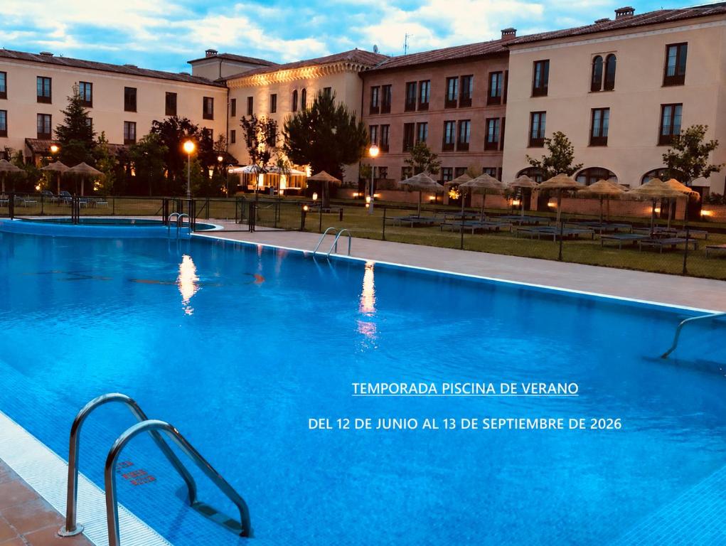 Piscina a Hotel Cándido o a prop