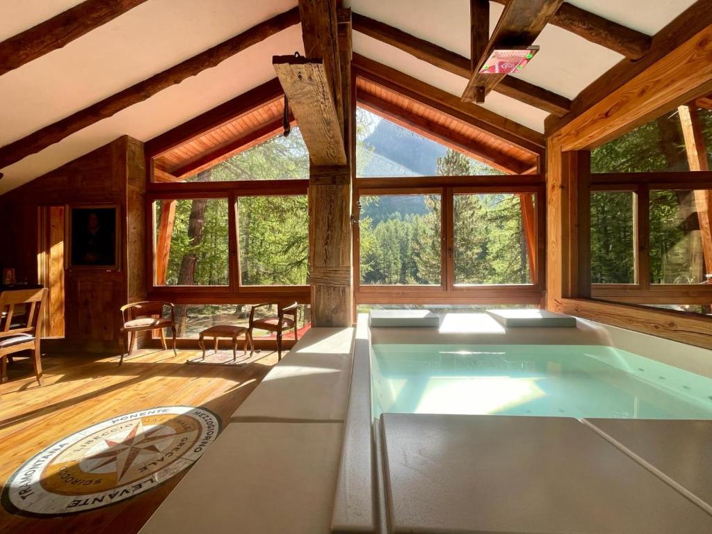 a large room with a bath tub in a house at Rêve sur le lac in Rhêmes-Notre-Dame