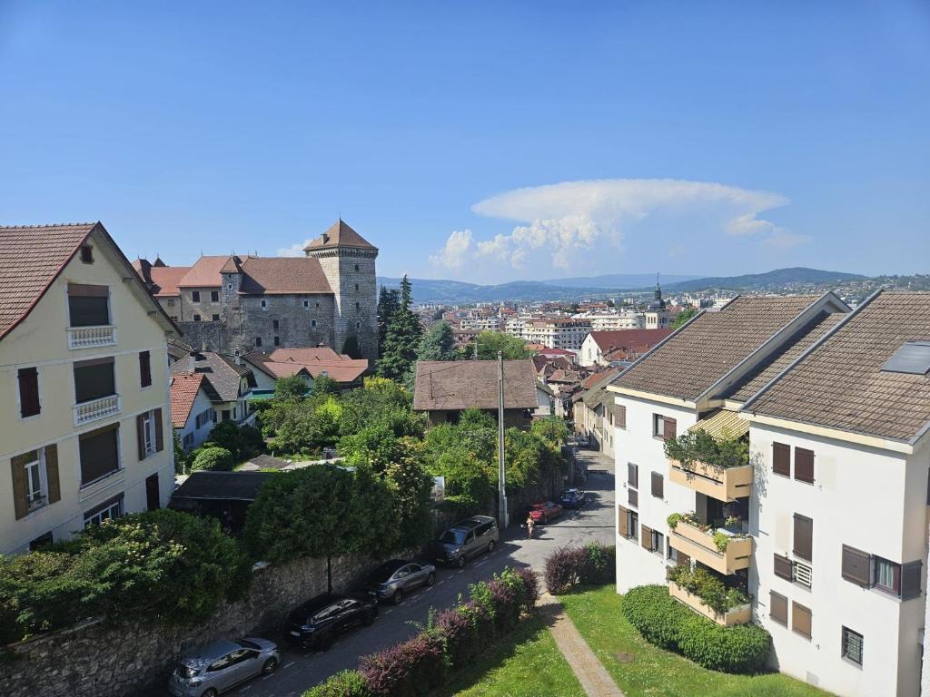 Renovated duplex, balcony, parking, 200m Lac d'Annecy