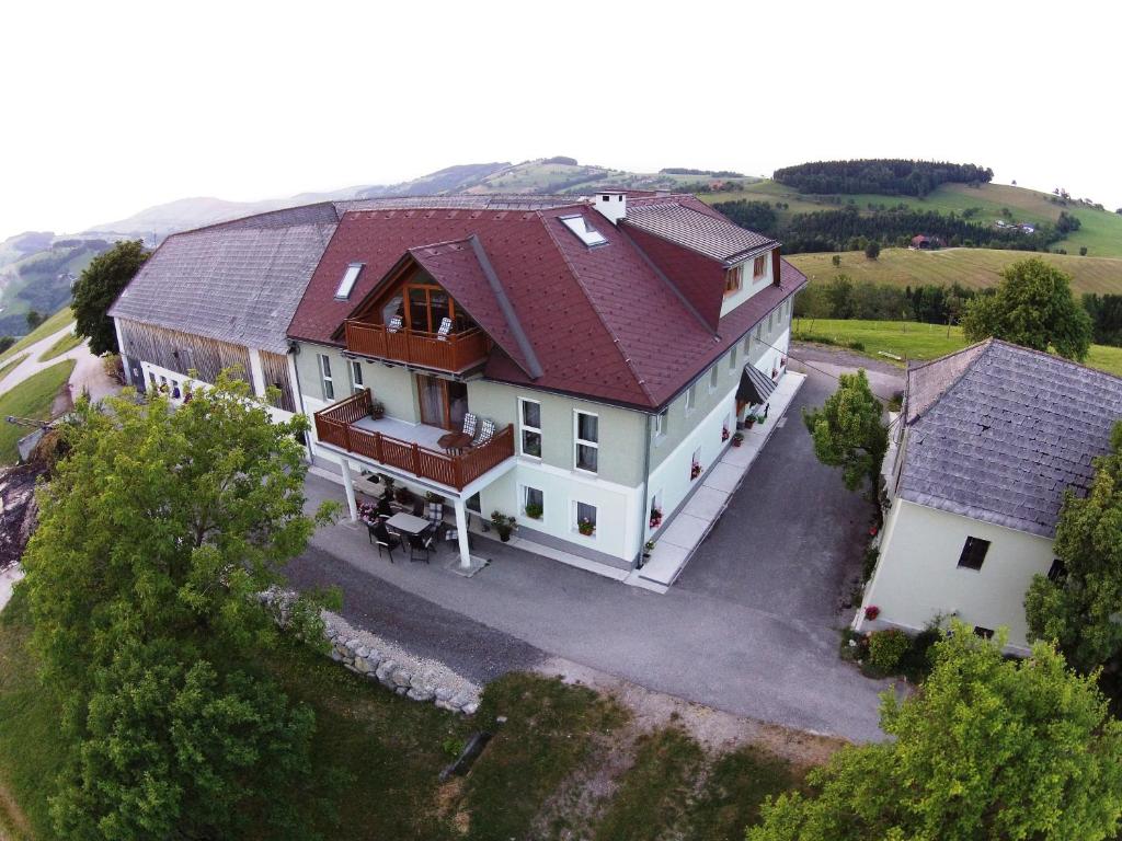 ein großes weißes Haus mit rotem Dach in der Unterkunft Haaghof Ertl in Ertl