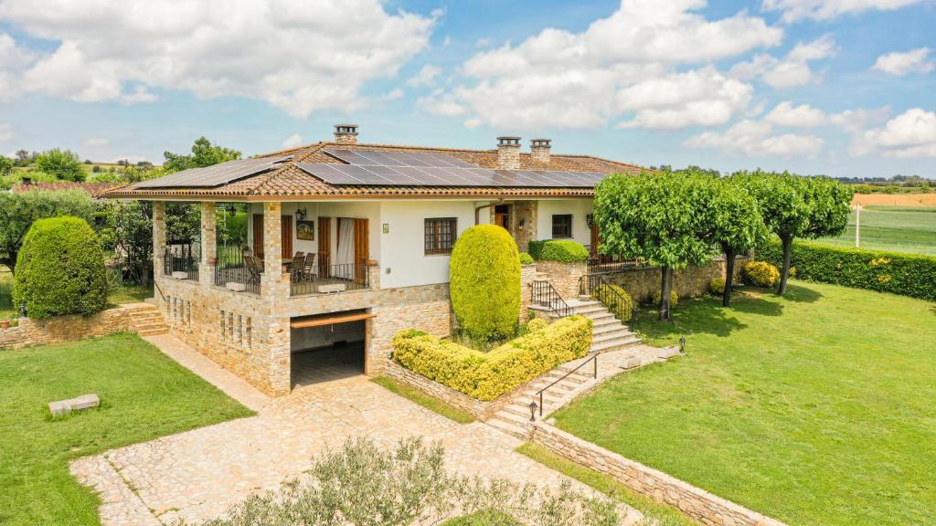 an aerial view of a house with a garden at Majordoms Vila in Cornellá de Terri
