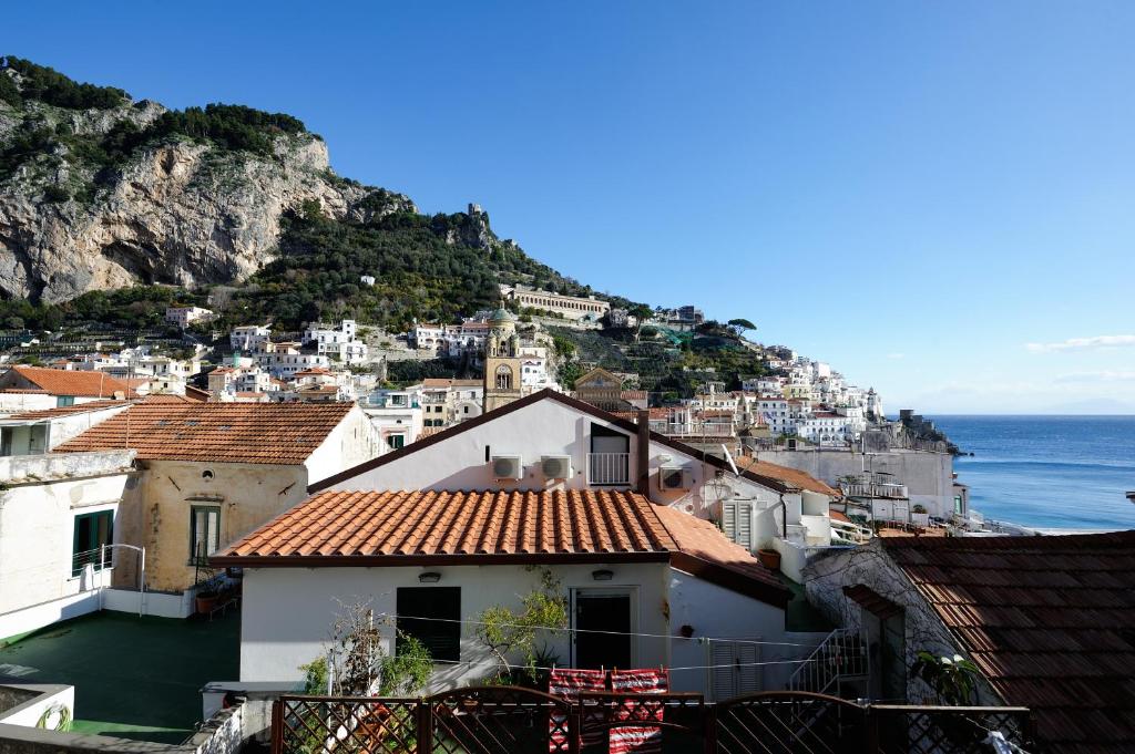 eine Gruppe von Häusern auf einem Hügel mit dem Meer in der Unterkunft Casa Colonne in Amalfi
