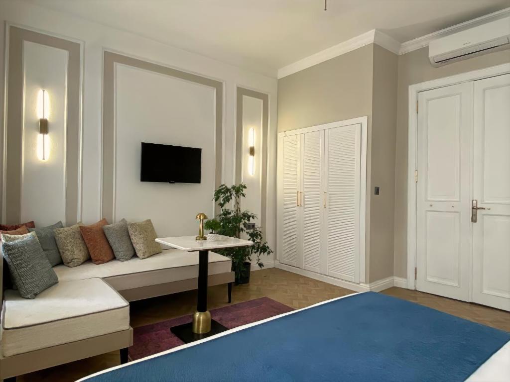 a living room with a couch and a tv at Nuo Taksim Rooms in Istanbul