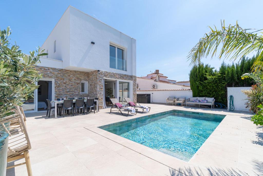 Apart-rent Villa Cap Ras 0040 al canal con piscina y amarre