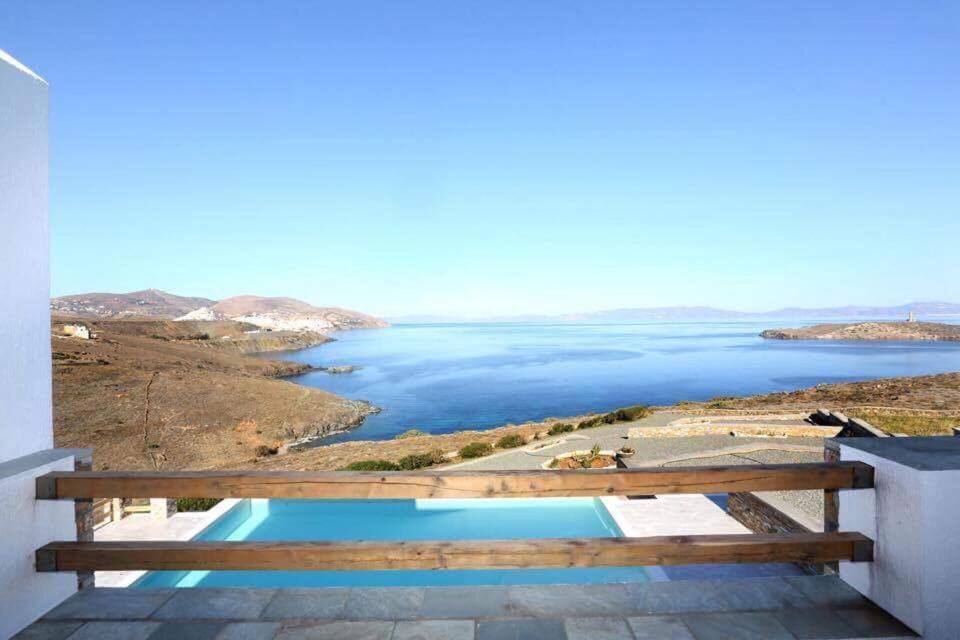 una vista sull'oceano dal balcone di una casa di Villa Lina Syros ad Azólimnos