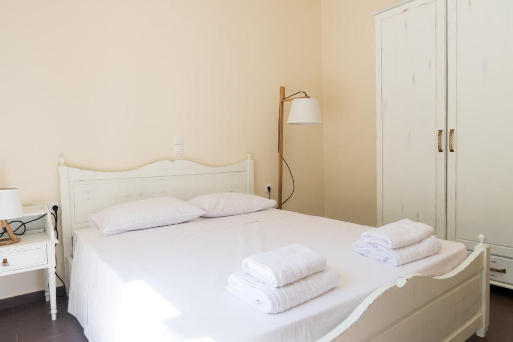 Postel nebo postele na pokoji v ubytování Elounda Sea Suites