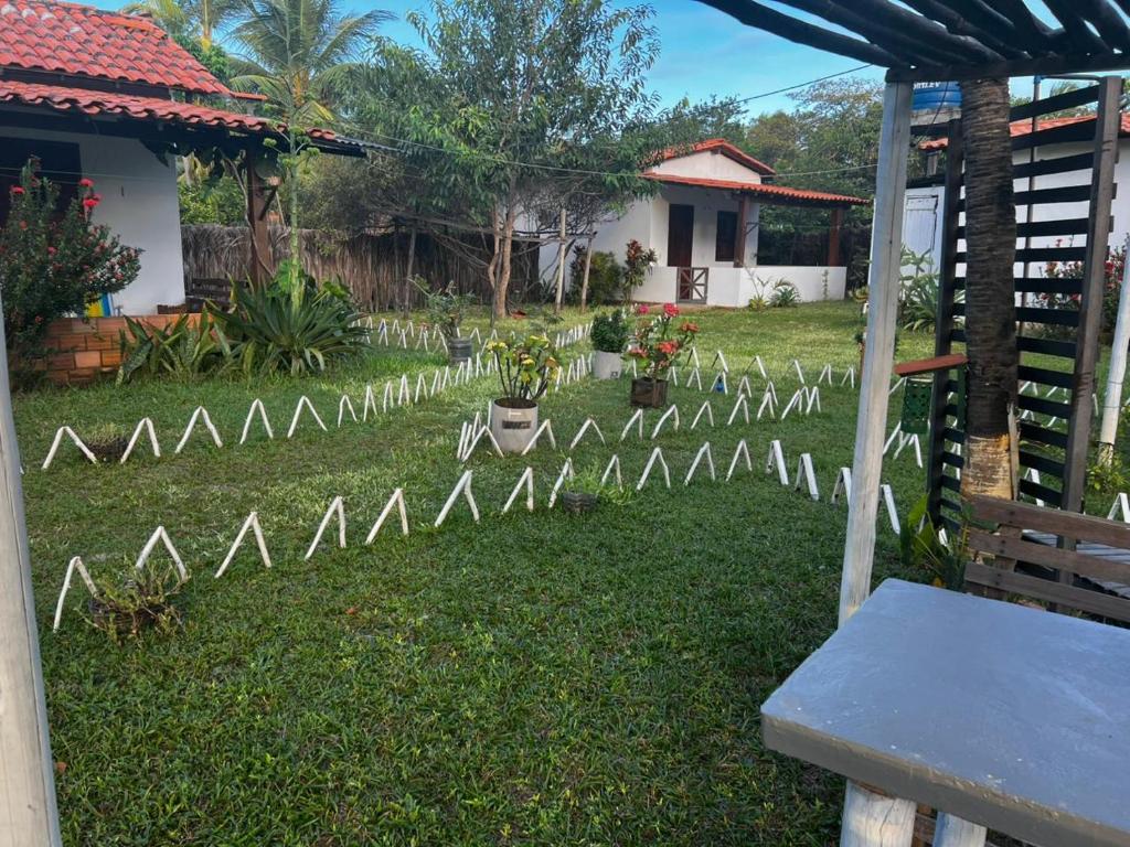 a garden with white flags in the yard at POUSADA DO BETO in Atins