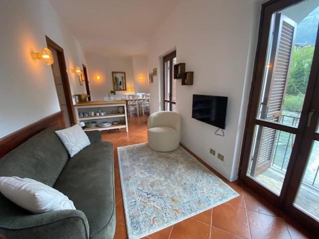a living room with a couch and a television at Sul fiume di Varallo in Varallo