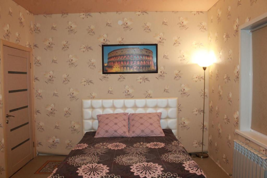 Un pat sau paturi într-o cameră la 3 комнатная квартира на Ленина 49