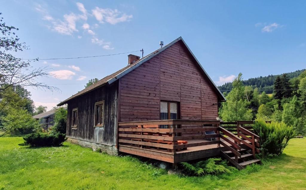 an old house in the middle of a field at Wieś odNowa in Krynica Zdrój