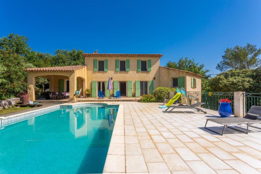 eine Villa mit Swimmingpool und einem Haus in der Unterkunft Villa Same in Saint-Maximin-la-Sainte-Baume