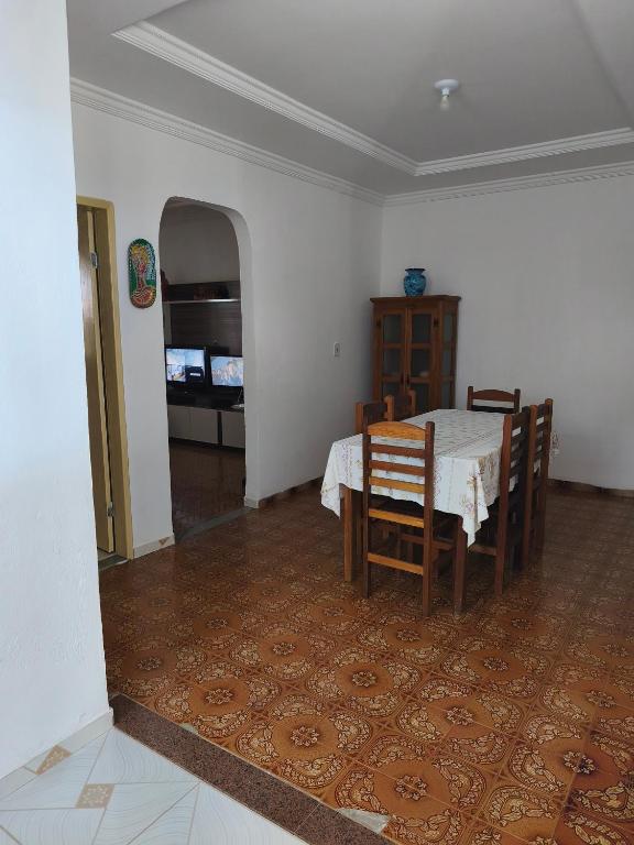 a dining room with a table and chairs at Casa ampla in Muriaé