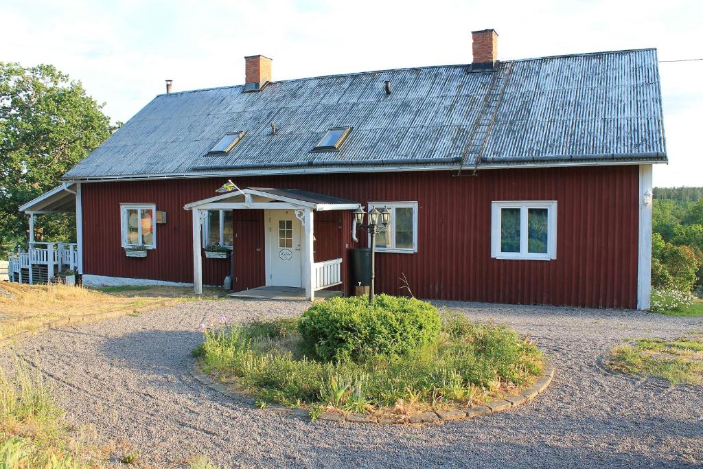a red house with a gambrel roof at Lyckebo in Gunnebo