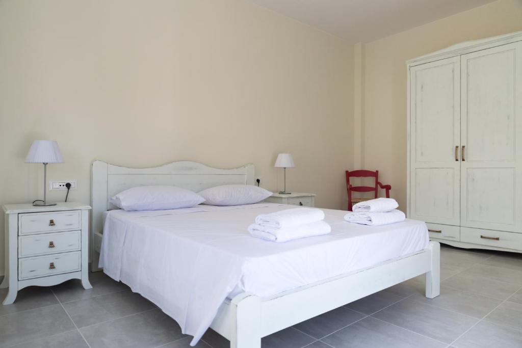 Postel nebo postele na pokoji v ubytování Elounda Sea Suites