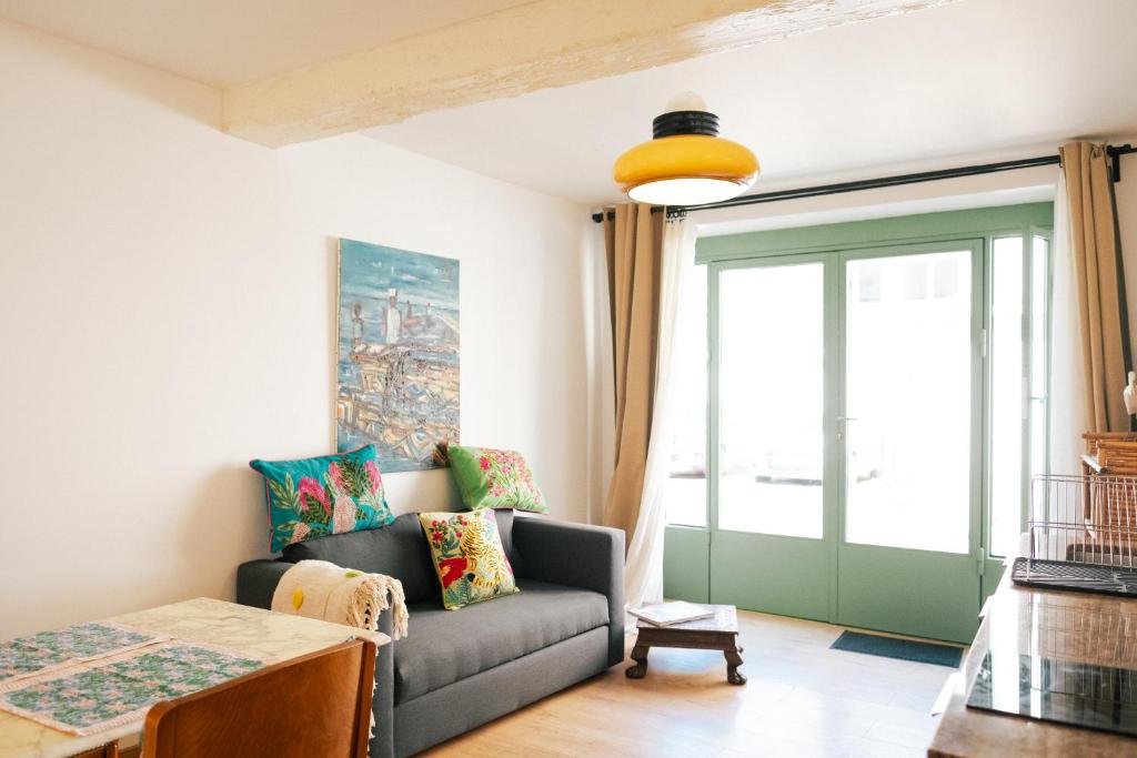 a living room with a couch and a window at Kuching in Arles
