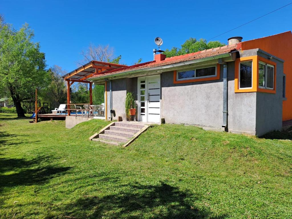 a small house on a hill with a grass yard at nisueñes in Belén de Escobar