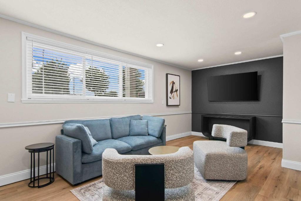 a living room with a blue couch and a tv at Newly Renovated Unit in Central Spfld #101 in Springfield