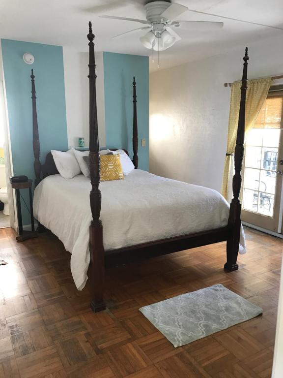 Courtyard Villa Hotel - Queen Room With Balcony