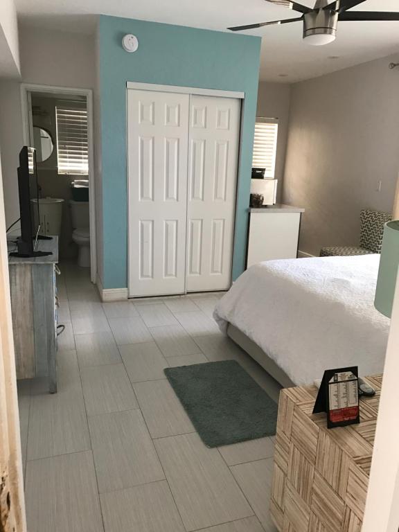 Courtyard Villa Hotel - Queen Room With Sea View