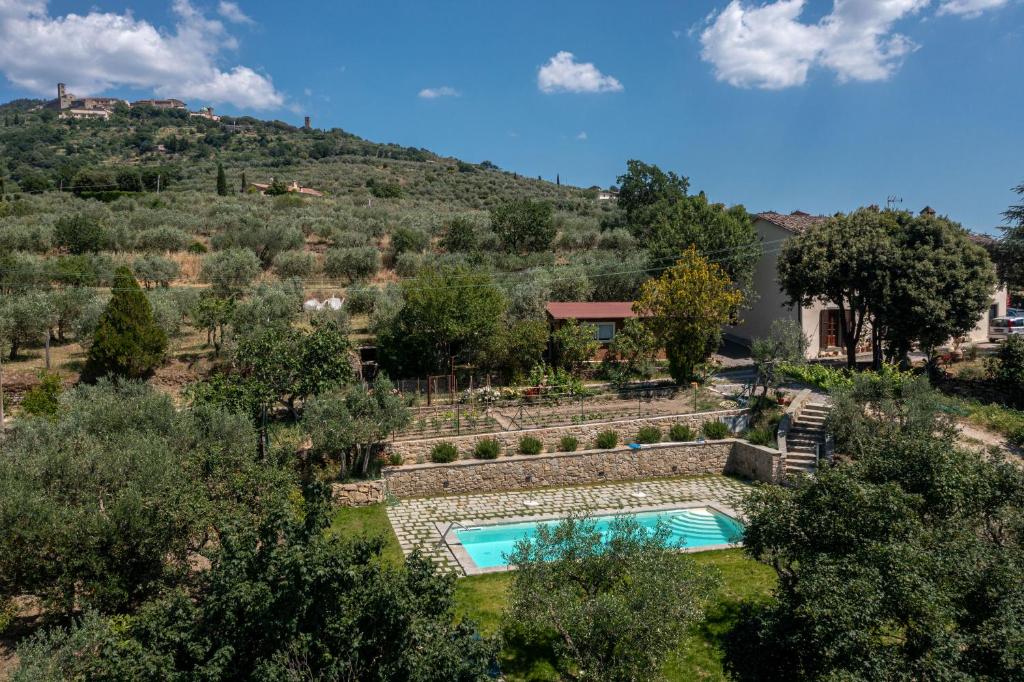 an overhead view of a swimming pool in a yard at Il Pozzo degli Angeli in Cortona