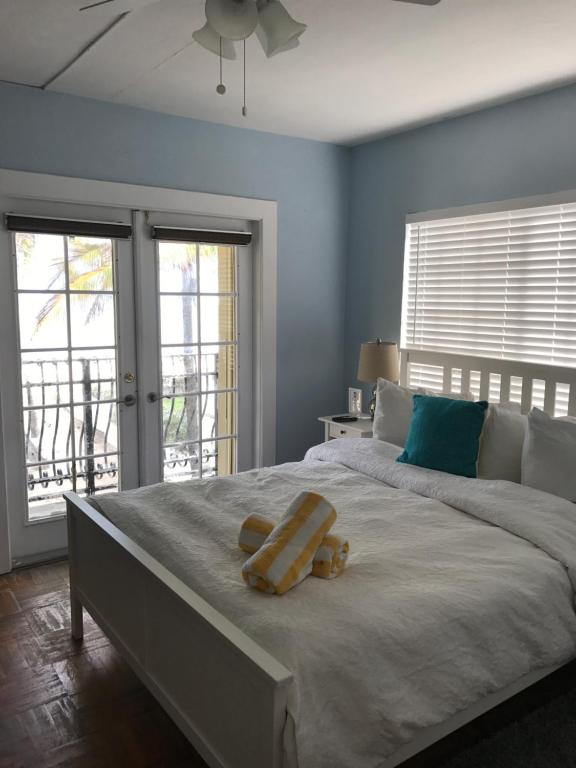 Courtyard Villa Hotel - Queen Room